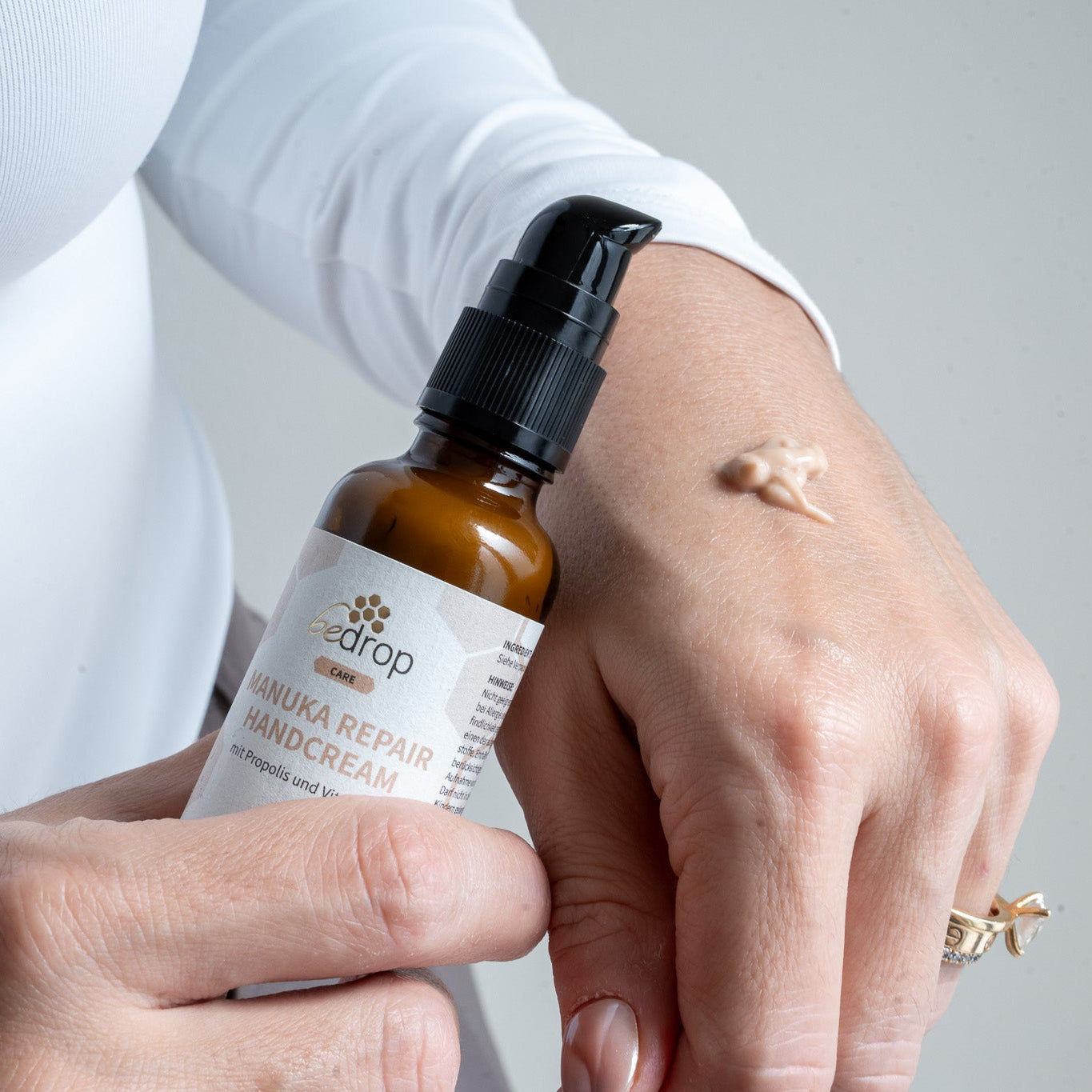Crème pour les Mains Réparatrice au Miel de Manuka, à la Propolis et à la Vitamine A - 25ml
