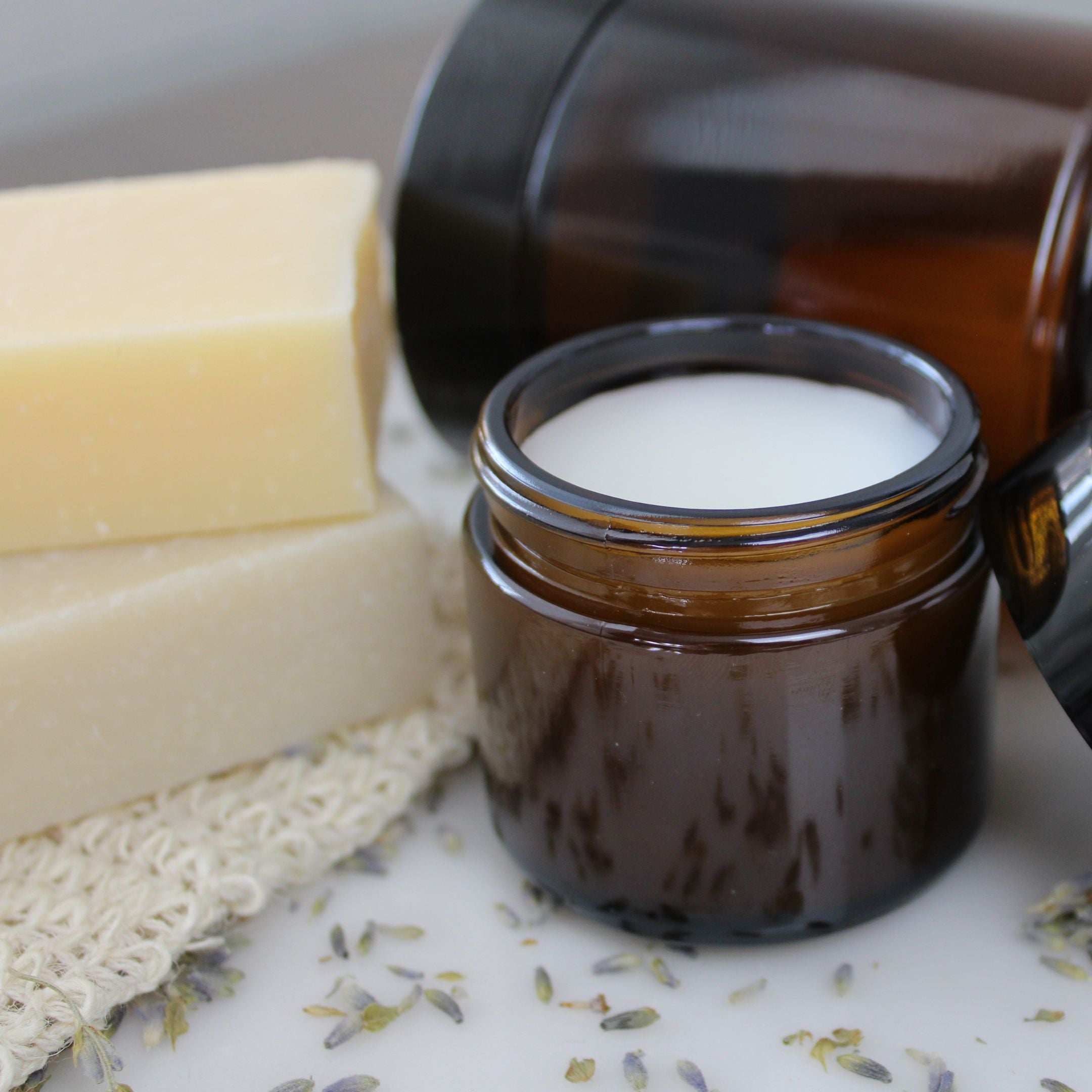 Set d'avantages : 3x Lotion Royale Lotion pour le corps à la gelée royale, au beurre de karité et au miel de manuka dans un set de 3 pièces